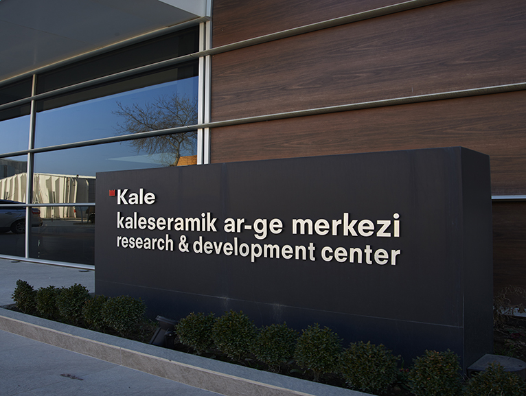 KALESERAMİK, AR-GE'DE YÜKSELİYOR, TASARIMDA ZİRVEYE OYNUYOR